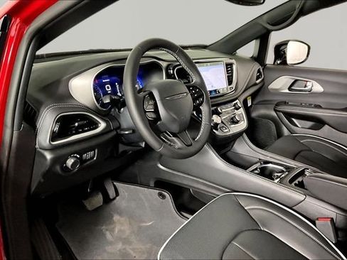New 2027 Chrysler Pacifica Limited AWD/4WD image 8