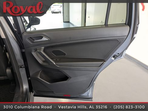Used 2020 Volkswagen Tiguan SE w/ Panoramic Sunroof Package FWD image 9