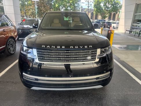 Used 2025 Land Rover Range Rover SE AWD/4WD image 2