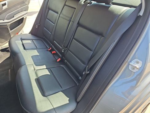 Used 2015 Mercedes-Benz E 250 BlueTEC Sedan image 12