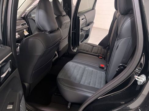 New 2025 Mitsubishi Outlander SE image 11