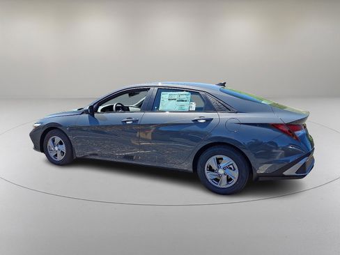 New 2025 Hyundai Elantra SE image 4