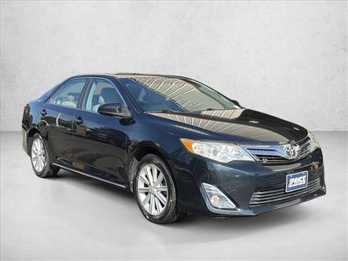 Used 2012 Toyota Camry XLE w/ Leather Pkg FWD image 3