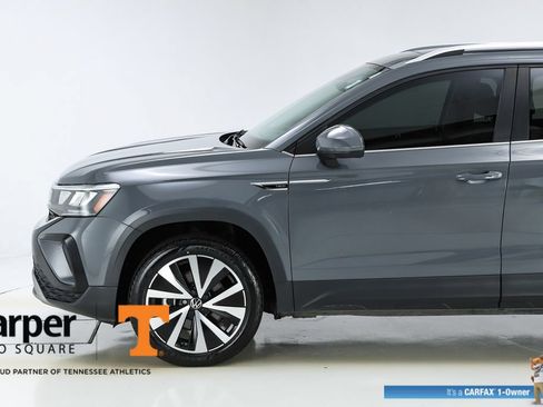 Used 2023 Volkswagen Taos SE w/ Panoramic Sunroof Package FWD image 3