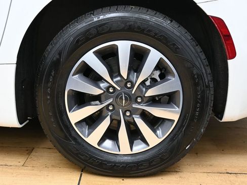 Used 2023 Chrysler Pacifica Touring-L FWD image 12