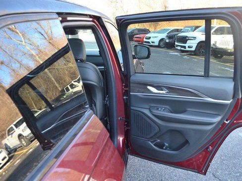 New 2025 Jeep Grand Cherokee Limited image 30