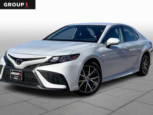Used 2024 Toyota Camry SE image 1
