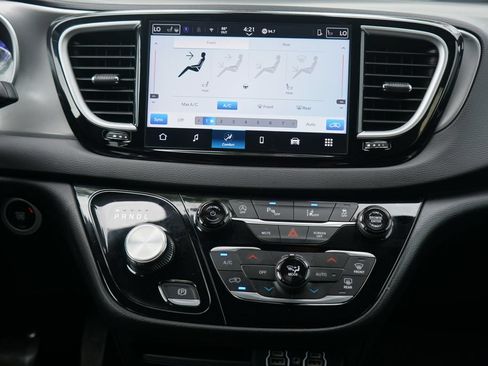 Used 2025 Chrysler Pacifica Select FWD image 21