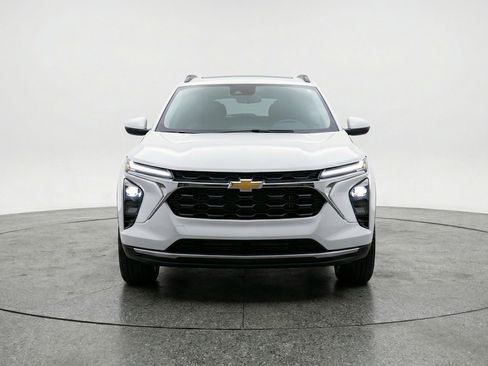 Used 2025 Chevrolet Trax LT image 2