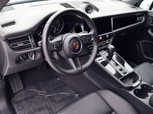 Certified 2025 Porsche Macan AWD/4WD image 4