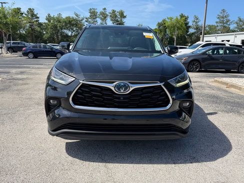 Used 2022 Toyota Highlander Limited FWD image 2