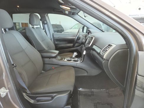 Used 2021 Jeep Grand Cherokee Laredo AWD/4WD image 31