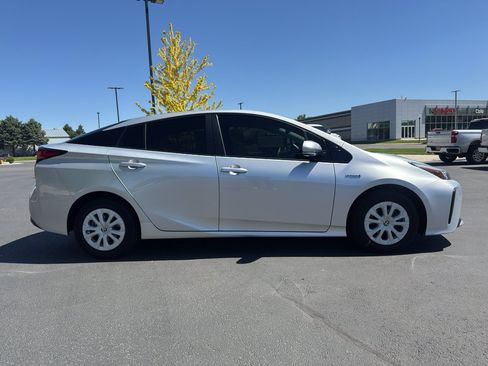 Used 2019 Toyota Prius LE FWD image 2