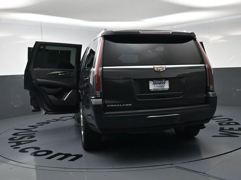 Used 2018 Cadillac Escalade Platinum AWD/4WD image 26