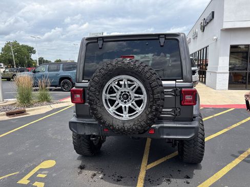 Used 2019 Jeep Wrangler Unlimited Sahara w/ LED Lighting Group AWD/4WD image 6