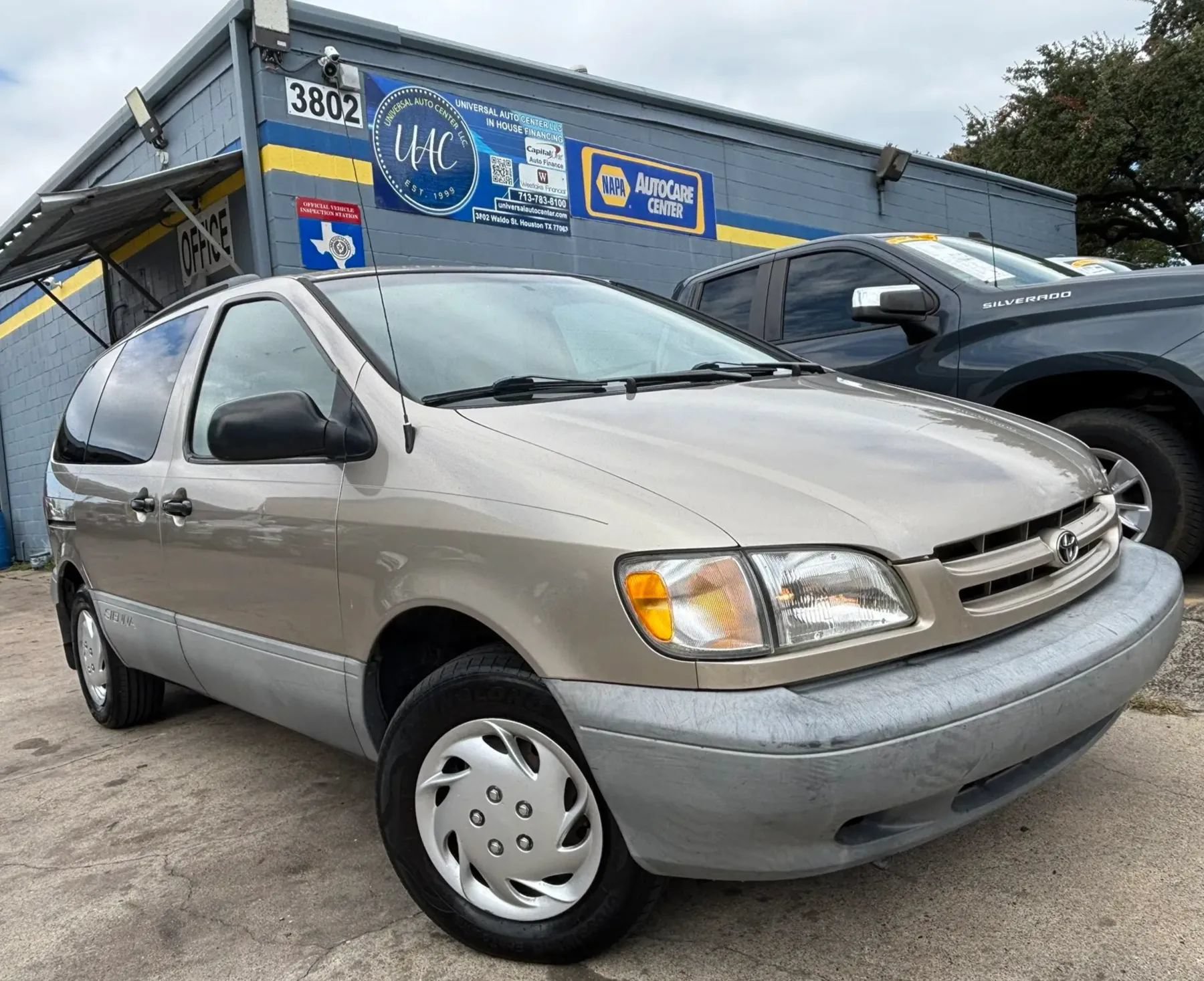 Used 2000 Toyota Sienna CE w/ CE Extra Value Pkg FWD image 1