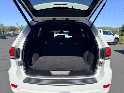 Used 2018 Jeep Grand Cherokee Altitude AWD/4WD image 10