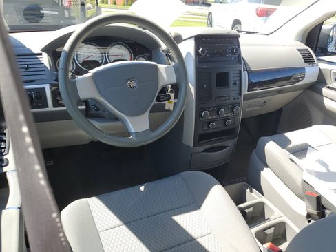 Used 2010 Dodge Grand Caravan SXT image 9