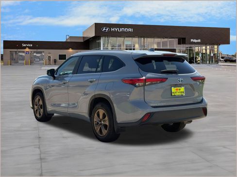 Used 2023 Toyota Highlander Bronze Edition FWD image 3