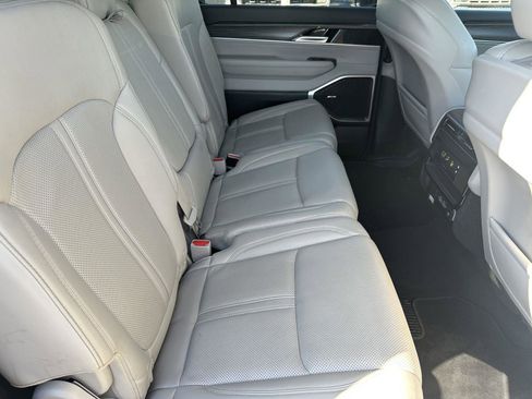 Used 2024 Jeep Wagoneer L Series II image 28