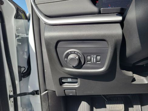 Used 2024 Jeep Grand Cherokee L Altitude AWD/4WD image 17