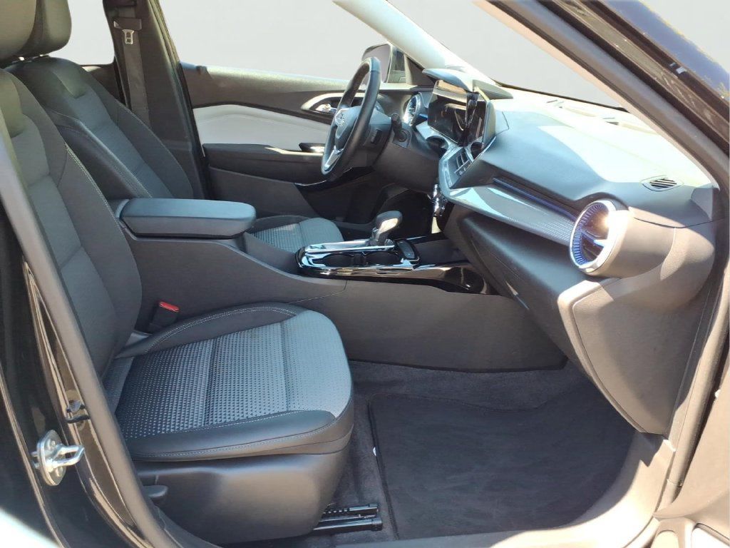 Used 2025 Chevrolet Trax LT w/ LT Convenience Package FWD image 35
