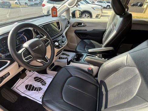 Used 2024 Chrysler Pacifica Select image 9