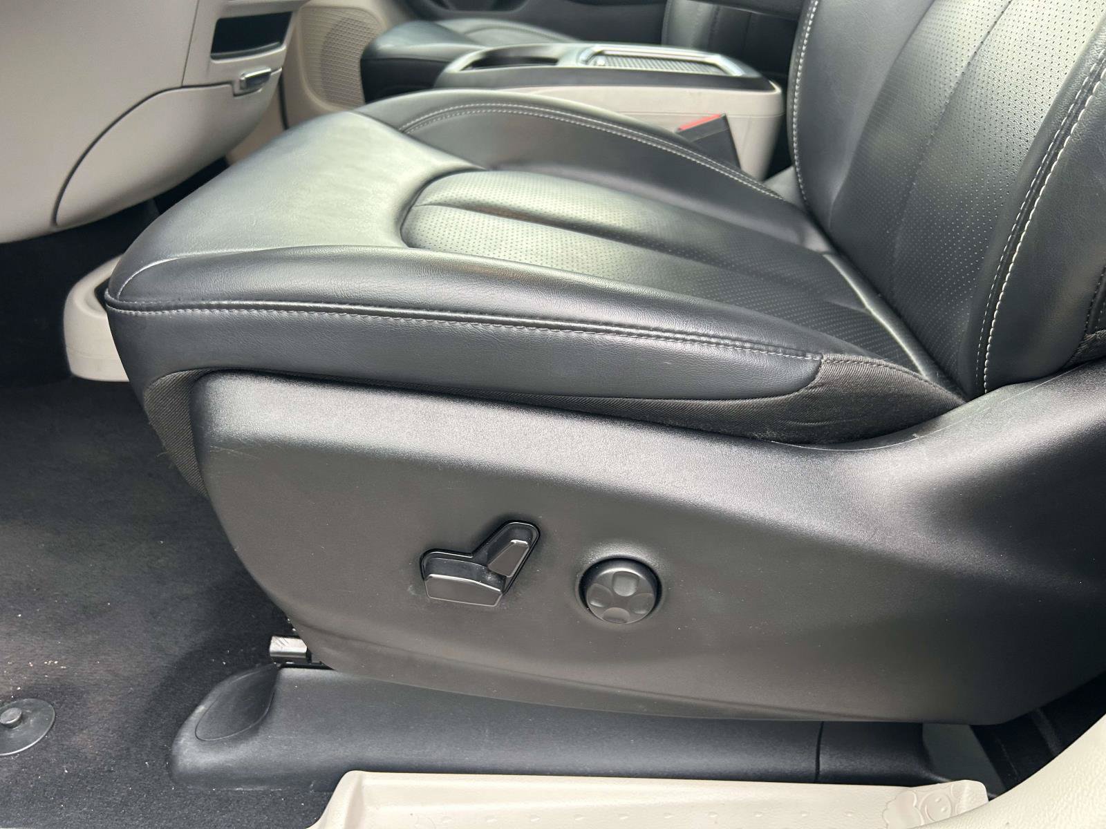 Used 2023 Chrysler Pacifica Touring-L FWD image 18