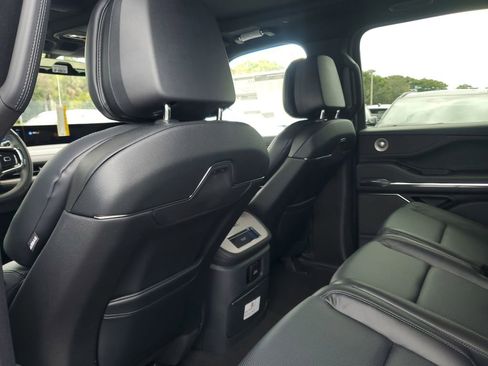 New 2025 Lincoln Navigator Reserve w/ Jet Appearance Package AWD/4WD image 10