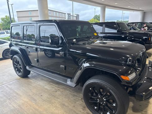 Used 2023 Jeep Wrangler Unlimited Sahara AWD/4WD image 4