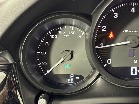 Certified 2025 Porsche Macan Turbo image 17