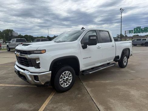 Used 2025 Chevrolet Silverado 2500 LT w/ Convenience Package AWD/4WD image 4