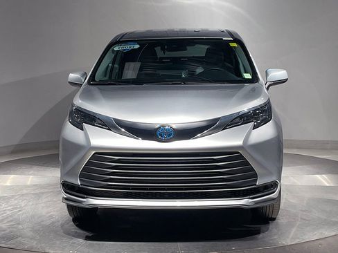 Used 2024 Toyota Sienna LE FWD image 4