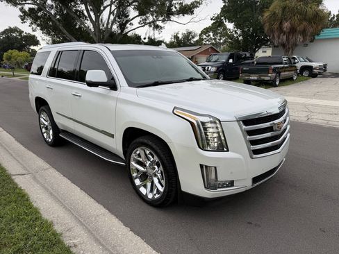Used 2016 Cadillac Escalade Luxury AWD/4WD image 2