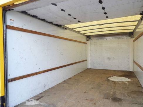 Used 2017 GMC Savana 3500 Extended RWD image 34