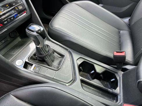 Used 2023 Volkswagen Tiguan SE w/ Panoramic Sunroof Package FWD image 23