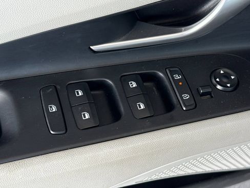 Used 2025 Hyundai Elantra Limited FWD image 18