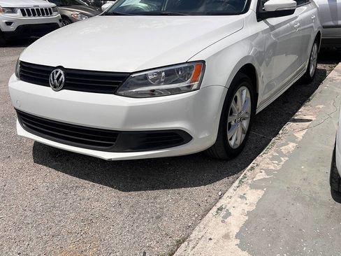 Used 2011 Volkswagen Jetta SE FWD image 1