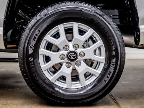 Used 2024 Toyota Tacoma SR5 AWD/4WD image 33