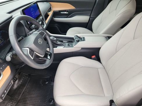 Used 2024 Toyota Grand Highlander Platinum image 9