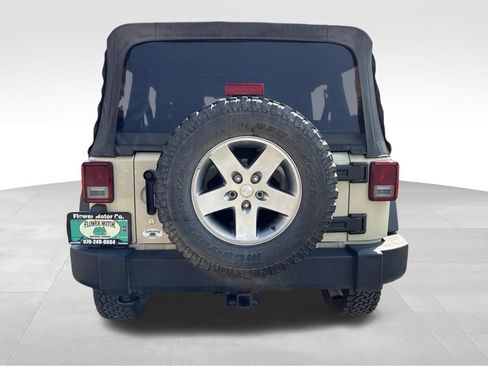 Used 2012 Jeep Wrangler Unlimited Rubicon w/ Connectivity Group AWD/4WD image 4