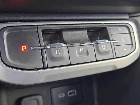 Used 2023 GMC Acadia SLE image 21