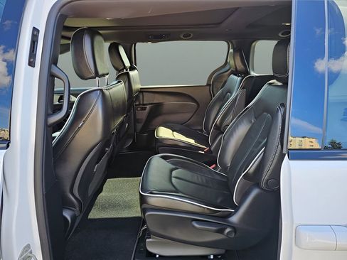 Used 2023 Chrysler Pacifica Limited w/ S Appearance Package FWD image 13