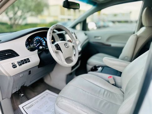 Used 2014 Toyota Sienna XLE w/ XLE Premium Package FWD image 8