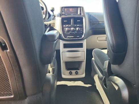 Used 2019 Dodge Grand Caravan SE w/ UConnect Hands-Free Group FWD image 17
