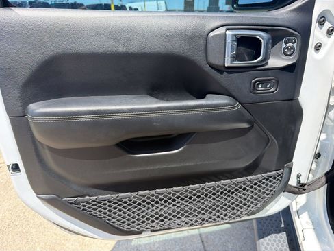 Used 2018 Jeep Wrangler Unlimited Sahara AWD/4WD image 13