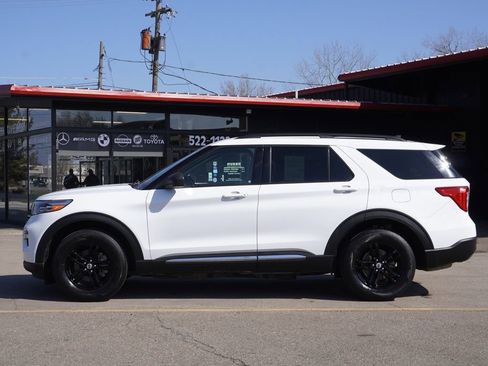 Used 2022 Ford Explorer XLT w/ Equipment Group 202A image 4