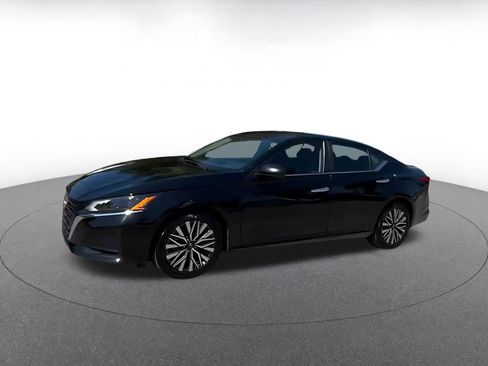 Used 2025 Nissan Altima 2.5 SV FWD image 5