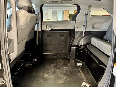 Used 2022 Toyota Sienna XLE FWD image 23