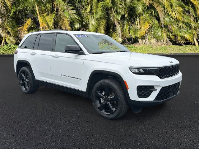 Used 2024 Jeep Grand Cherokee Altitude AWD/4WD image 2